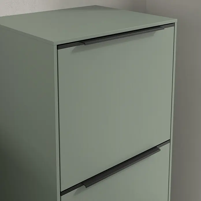 Villeroy & Boch Subway 3.0 Seitenschrank - B x T x H: 40 x 36,2 x 86 cm, Soft Green, DIN Anschlag: Rechts, Farbe Griff: Volcano Black - Nahaufnahme eines modernen, grünen Schuhschranks mit minimalistischen schwarzen Griffen, der Funktionalität und Stil vereint.