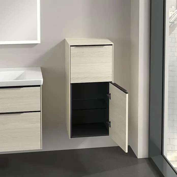 Villeroy & Boch Subway 3.0 Seitenschrank - B x T x H: 40 x 36,2 x 86 cm, White Oak, DIN Anschlag: Rechts, Farbe Griff: Volcano Black - Ein offener Badezimmerschrank in hellem Holz mit dunklen Akzenten, der an der Wand montiert ist. Innen befinden sich dunkle Regale.