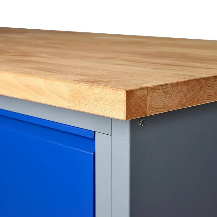Küpper Profi Modul System Basismodul klein - L x B: 70 x 73 cm, Arbeitshöhe: 89 cm, Hammerschlag-Silber - Detailaufnahme einer Werkbank mit einer hellen Holzplatte und blauen Schubladen, die Stabilität und Funktionalität vereint.