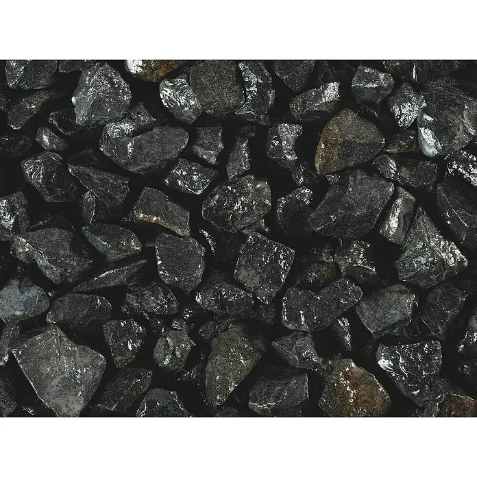 Scherf Basaltsplitt Big Bag - Naturmaterialien, Körnung: 22 mm - 32 mm, Schwarz, 1.000 kg - Nahaufnahme von feuchten, glänzenden schwarzen Zierkieseln, die eine dunkle und elegante Textur für Garten- und Landschaftsgestaltung bieten.