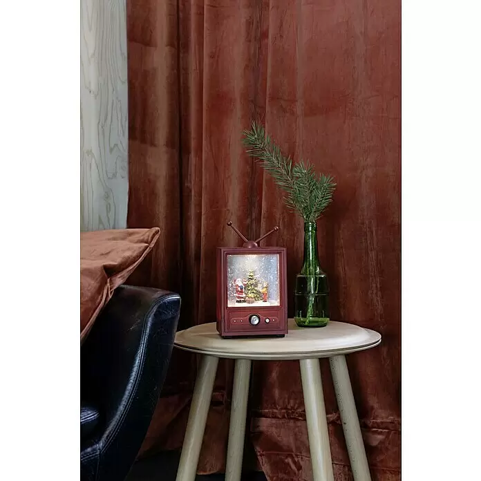 Konstsmide LED-Weihnachtsdekoleuchte Fernseher mit Weihnachtsmann und Kind - 12,5 x 9 x 21,5 cm, Bunt, Braun, Batteriebetrieben, LED - Weihnachtsdekoration im Vintage-TV-Stil mit Weihnachtsmann und Tannenbaum, auf einem hellen Holztisch.