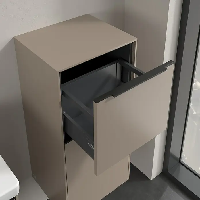 Villeroy & Boch Subway 3.0 Seitenschrank - B x T x H: 40 x 36,2 x 86 cm, Taupe, DIN Anschlag: Rechts, Farbe Griff: Volcano Black - Ein moderner Badschrank mit einer Schublade, die teilweise geöffnet ist, in einem neutralen Farbton, der sich gut in jedes Badezimmer einfügt.