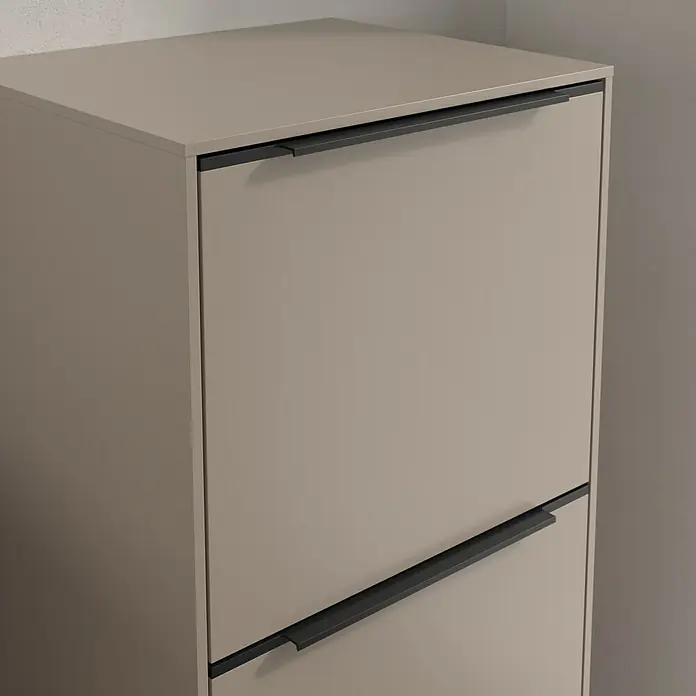 Villeroy & Boch Subway 3.0 Seitenschrank - B x T x H: 40 x 36,2 x 86 cm, Taupe, DIN Anschlag: Rechts, Farbe Griff: Volcano Black - Nahaufnahme eines eleganten Schuhschranks in Beige mit schlichten, schwarzen Griffen, der modernes Design und Funktionalität vereint.