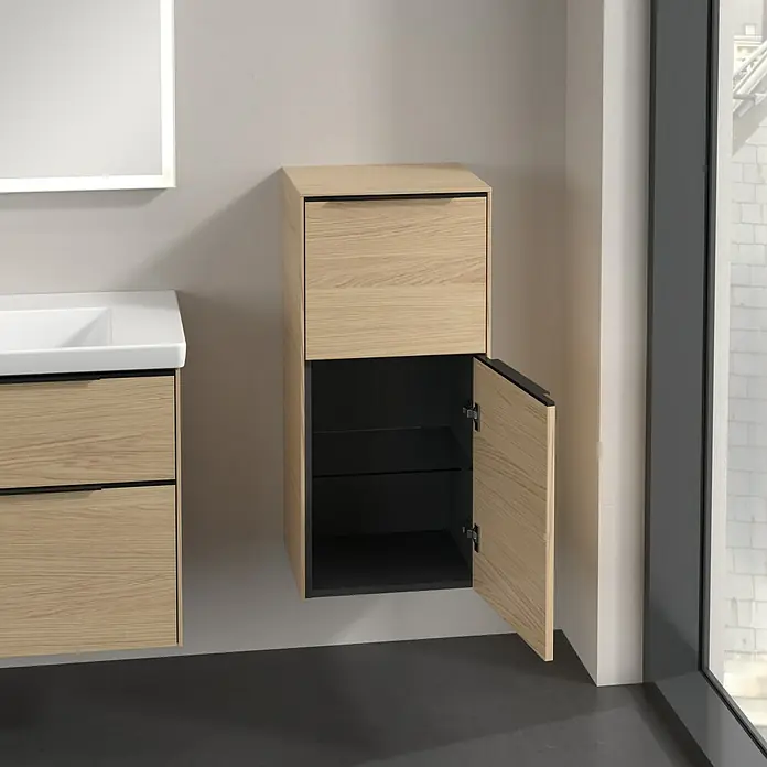 Villeroy & Boch Subway 3.0 Seitenschrank - B x T x H: 40 x 36,2 x 86 cm, Nordik Oak, DIN Anschlag: Rechts, Farbe Griff: Volcano Black - Helles Holz-Badezimmer-Hängeelement mit offener Tür, das stilvolle Aufbewahrungslösungen für moderne Badezimmer bietet.