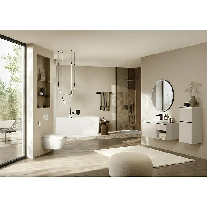 Villeroy & Boch Subway 3.0 Seitenschrank - B x T x H: 40 x 36,2 x 86 cm, Cashmere Grey, DIN Anschlag: Rechts, Farbe Griff: Volcano Black - Elegantes Badezimmer mit einer freistehenden Badewanne, einer modernen Toilette und einem stilvollen Waschtisch mit Spiegel.