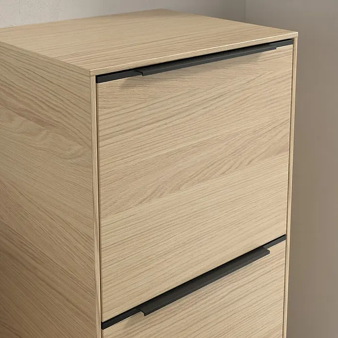 Villeroy & Boch Subway 3.0 Seitenschrank - B x T x H: 40 x 36,2 x 86 cm, Nordik Oak, DIN Anschlag: Rechts, Farbe Griff: Volcano Black - Nahaufnahme eines modernen Holzschuhschranks mit schlanken, schwarzen Griffen, der Funktionalität und Stil vereint.