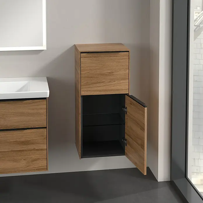 Villeroy & Boch Subway 3.0 Seitenschrank - B x T x H: 40 x 36,2 x 86 cm, Kansas Oak, DIN Anschlag: Rechts, Farbe Griff: Volcano Black - Ein Hängehochschrank in Holzoptik mit offener Tür und schwarzen Akzenten, Teil eines modernen Badezimmerensembles.