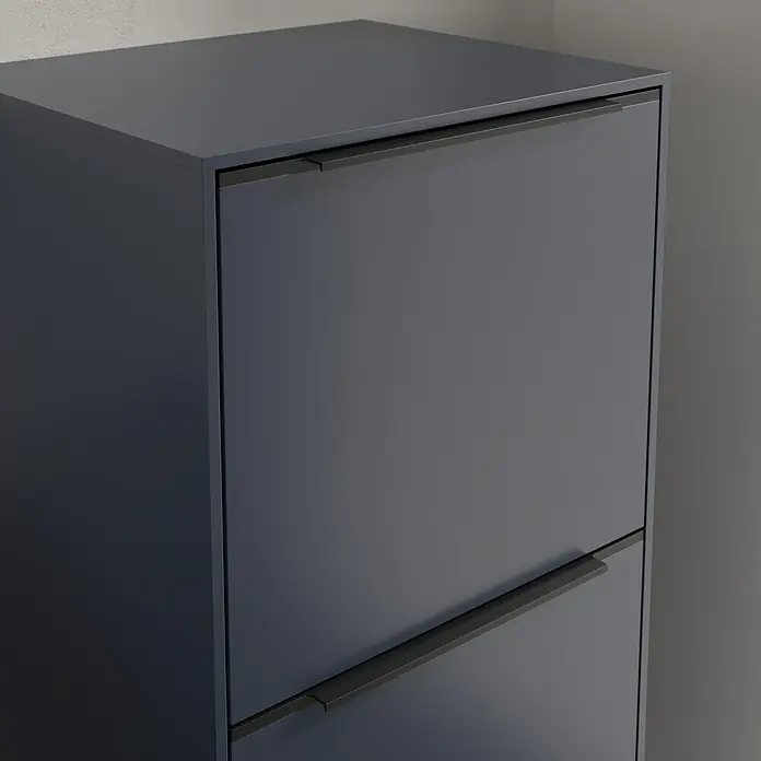 Villeroy & Boch Subway 3.0 Seitenschrank - B x T x H: 40 x 36,2 x 86 cm, Marine Blue, DIN Anschlag: Rechts, Farbe Griff: Volcano Black - Elegantes, graues Schuhregal mit zwei Fächern und Griffen für eine stilvolle Aufbewahrung von Schuhen.