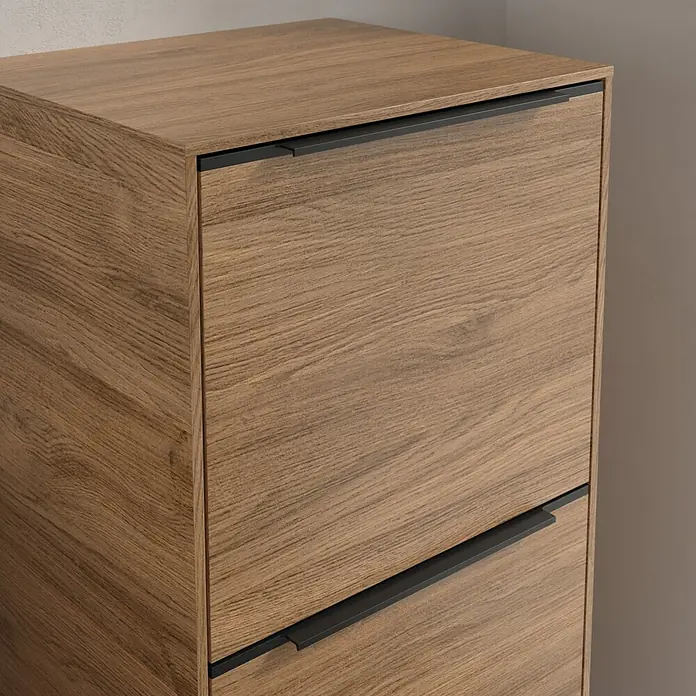Villeroy & Boch Subway 3.0 Seitenschrank - B x T x H: 40 x 36,2 x 86 cm, Kansas Oak, DIN Anschlag: Rechts, Farbe Griff: Volcano Black - Nahaufnahme eines Holzschranks mit dunklen Griffen, der Stauraum und ein stilvolles Design bietet.