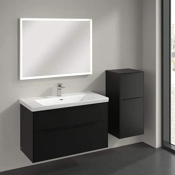 Villeroy & Boch Subway 3.0 Seitenschrank - B x T x H: 40 x 36,2 x 86 cm, Volcano Black, DIN Anschlag: Rechts, Farbe Griff: Volcano Black - Elegantes Badezimmer mit einem modernen Waschtischunterschrank in Schwarz und einem beleuchteten Spiegel für stilvolles Ambiente.