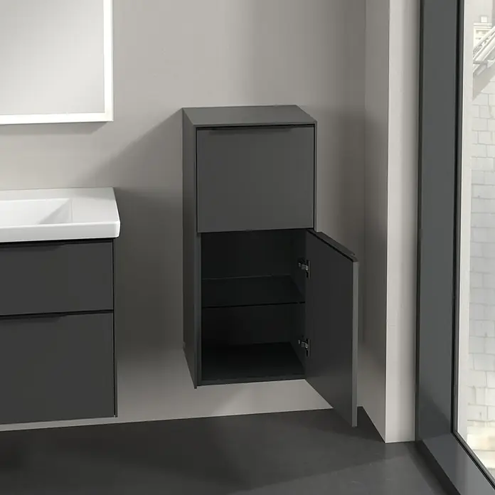 Villeroy & Boch Subway 3.0 Seitenschrank - B x T x H: 40 x 36,2 x 86 cm, Graphite, DIN Anschlag: Rechts, Farbe Griff: Volcano Black - Modernes Badezimmer mit einem stilvollen, grauen Waschbeckenunterschrank und einem Hängeschrank mit offener Tür, der zusätzlichen Stauraum bietet.