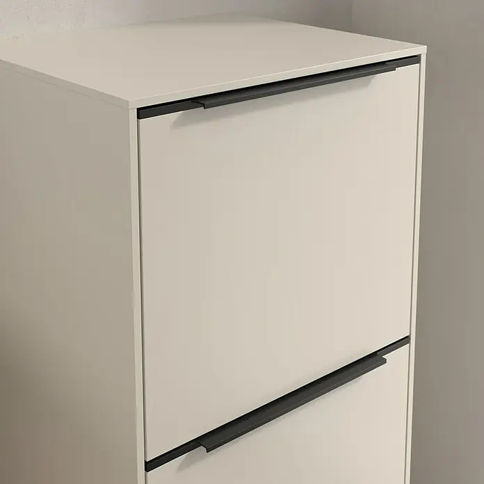 Villeroy & Boch Subway 3.0 Seitenschrank - B x T x H: 40 x 36,2 x 86 cm, Cashmere Grey, DIN Anschlag: Rechts, Farbe Griff: Volcano Black - Nahaufnahme eines weißen Schuhschranks mit zwei Fächern und schwarzen Griffen, der ein modernes und aufgeräumtes Design zeigt.