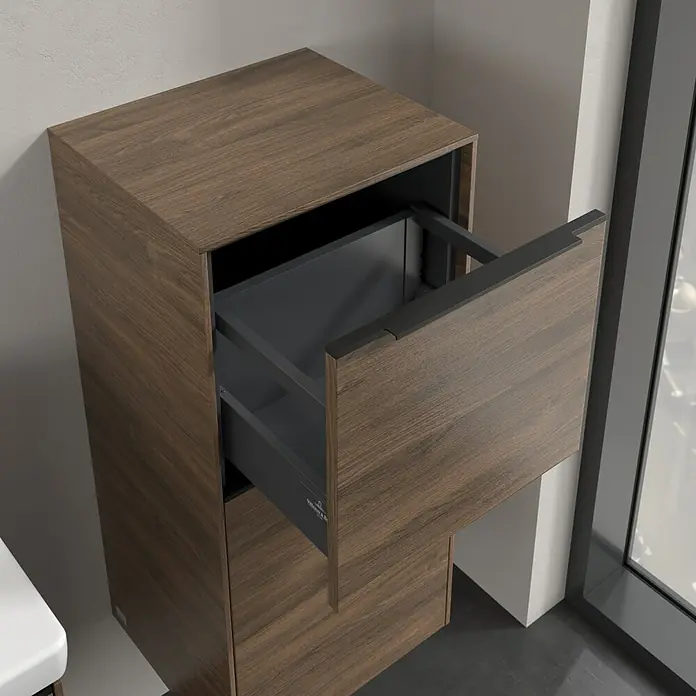 Villeroy & Boch Subway 3.0 Seitenschrank - B x T x H: 40 x 36,2 x 86 cm, Arizona Oak, DIN Anschlag: Rechts, Farbe Griff: Volcano Black - Detailaufnahme eines modernen Holzschranks mit einer Schublade, die teilweise geöffnet ist. Das Design ist schlicht und elegant.