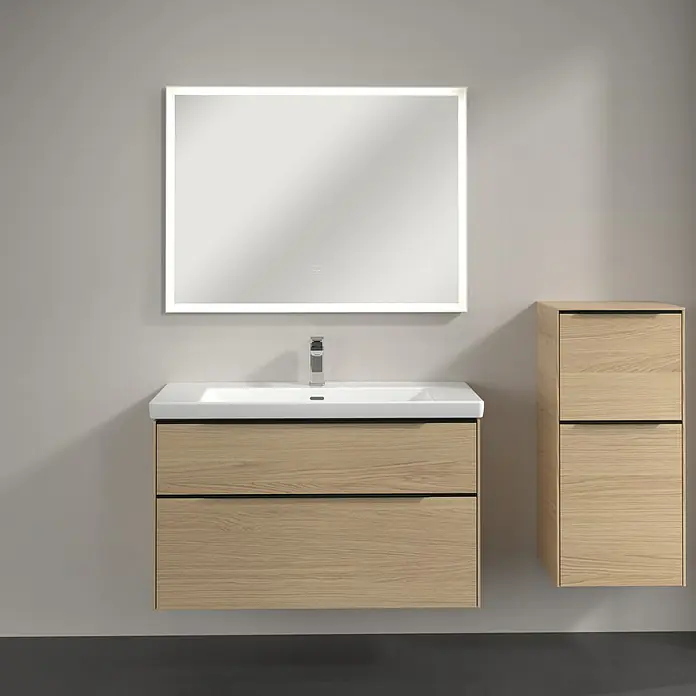 Villeroy & Boch Subway 3.0 Seitenschrank - B x T x H: 40 x 36,2 x 86 cm, Nordik Oak, DIN Anschlag: Rechts, Farbe Griff: Volcano Black - Ein modernes Badezimmer-Set mit einem hellen Holzwaschtisch und einem beleuchteten Spiegel für eine stilvolle Einrichtung.