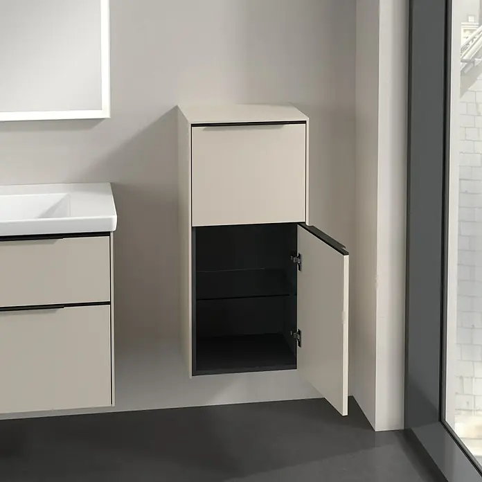 Villeroy & Boch Subway 3.0 Seitenschrank - B x T x H: 40 x 36,2 x 86 cm, Cashmere Grey, DIN Anschlag: Rechts, Farbe Griff: Volcano Black - Ein modernes Badezimmer mit einem beigen Waschtischunterschrank und einem offenen Hängeschrank. Elegantes Design für stilvolle Badezimmer.