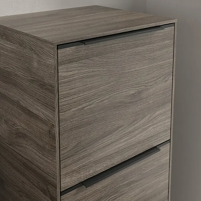 Villeroy & Boch Subway 3.0 Seitenschrank - B x T x H: 40 x 36,2 x 86 cm, Stone Oak, DIN Anschlag: Rechts, Farbe Griff: Volcano Black - Nahaufnahme eines modernen Schuhschranks aus Holz mit grauer Oberfläche und Griffen. Perfekt für die stilvolle Aufbewahrung von Schuhen im Flur.
