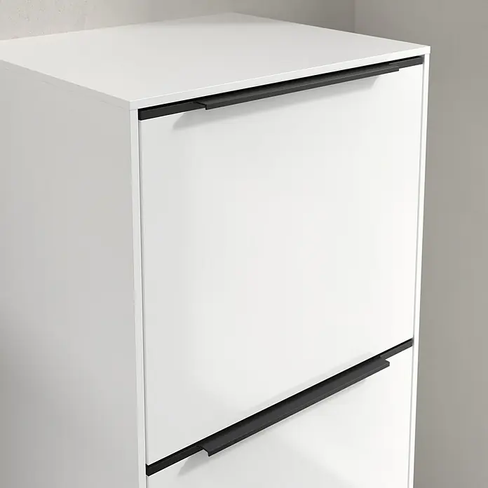 Villeroy & Boch Subway 3.0 Seitenschrank - B x T x H: 40 x 36,2 x 86 cm, Brilliant White, DIN Anschlag: Rechts, Farbe Griff: Volcano Black - Weiße Schuhkipper mit schlichten, schwarzen Griffen, ideal für eine moderne und ordentliche Aufbewahrung von Schuhen im Eingangsbereich.