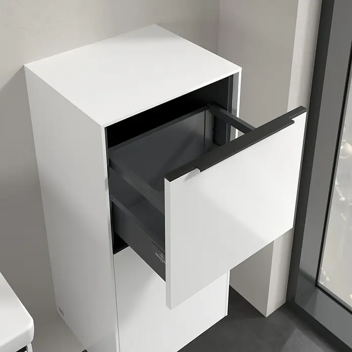 Villeroy & Boch Subway 3.0 Seitenschrank - B x T x H: 40 x 36,2 x 86 cm, Brilliant White, DIN Anschlag: Rechts, Farbe Griff: Volcano Black - Weißer Badezimmerschrank mit Schublade, perfekt für die Aufbewahrung von Badutensilien und zur stilvollen Ergänzung des Badezimmers.