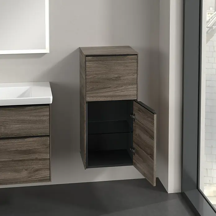 Villeroy & Boch Subway 3.0 Seitenschrank - B x T x H: 40 x 36,2 x 86 cm, Stone Oak, DIN Anschlag: Rechts, Farbe Griff: Volcano Black - Ein moderner Badezimmerschrank in Holzoptik mit einer offenen Tür, die Einblick in die Glasböden gewährt. Elegante Badezimmergestaltung.