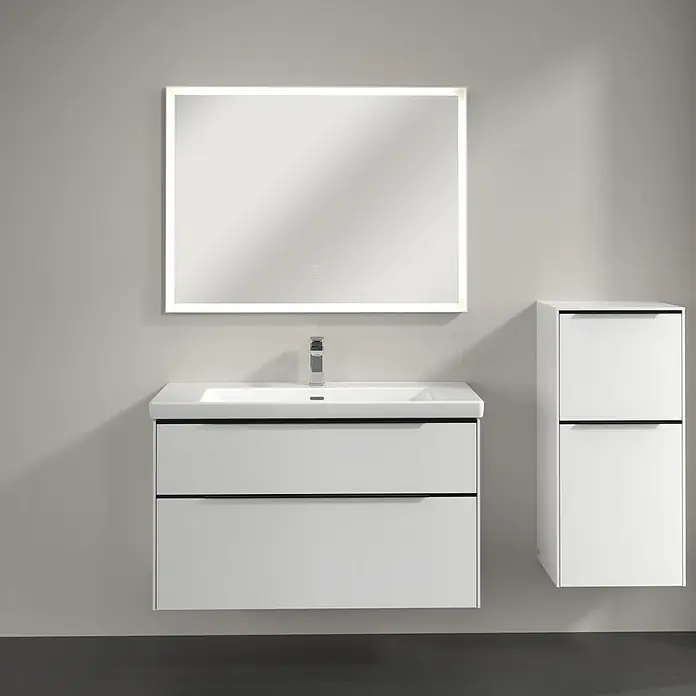 Villeroy & Boch Subway 3.0 Seitenschrank - B x T x H: 40 x 36,2 x 86 cm, Brilliant White, DIN Anschlag: Rechts, Farbe Griff: Volcano Black - Elegantes Badezimmer-Set mit modernem Waschtischunterschrank, beleuchtetem Spiegel und passendem Hochschrank in minimalistischem Design.