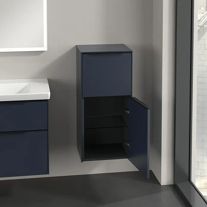 Villeroy & Boch Subway 3.0 Seitenschrank - B x T x H: 40 x 36,2 x 86 cm, Marine Blue, DIN Anschlag: Rechts, Farbe Griff: Volcano Black - Ein marineblauer Badezimmerschrank mit einer geöffneten Tür, der zwei Glasablagen zeigt. Neben dem Waschbecken und dem Spiegel montiert.