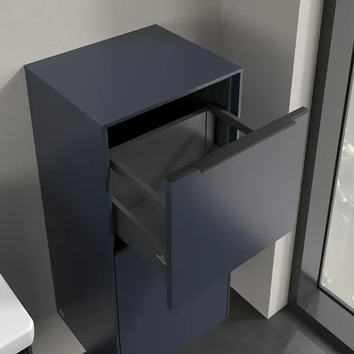 Villeroy & Boch Subway 3.0 Seitenschrank - B x T x H: 40 x 36,2 x 86 cm, Marine Blue, DIN Anschlag: Rechts, Farbe Griff: Volcano Black - Eine Aufnahme eines blauen Badezimmerschranks mit offener Schublade.