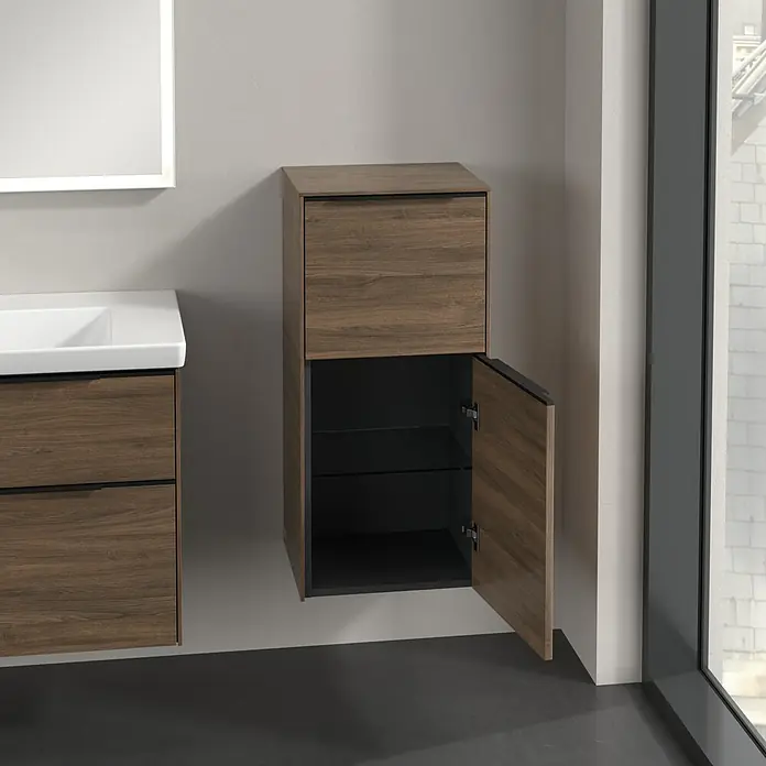 Villeroy & Boch Subway 3.0 Seitenschrank - B x T x H: 40 x 36,2 x 86 cm, Arizona Oak, DIN Anschlag: Rechts, Farbe Griff: Volcano Black - Badezimmerschrank mit Holzeffekt und offener Tür, darunter zwei Glasablagen. Das Design ist modern und elegant.