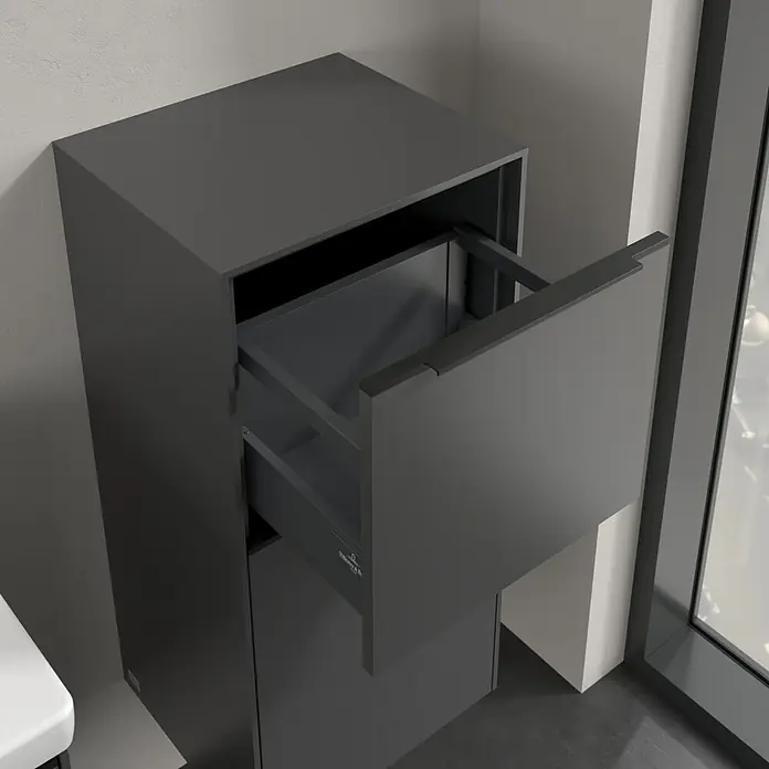 Villeroy & Boch Subway 3.0 Seitenschrank - B x T x H: 40 x 36,2 x 86 cm, Graphite, DIN Anschlag: Rechts, Farbe Griff: Volcano Black - Grauer Badezimmerschrank mit offener Schublade. Praktische Badmöbel für mehr Stauraum und Ordnung im Badezimmer.