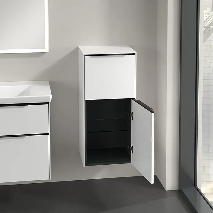 Villeroy & Boch Subway 3.0 Seitenschrank - B x T x H: 40 x 36,2 x 86 cm, Pure White, DIN Anschlag: Rechts, Farbe Griff: Volcano Black - Modernes Badezimmer-Hängeschrank in Weiß mit offenem Fach und Glastablaren für stilvolle Badaufbewahrung.