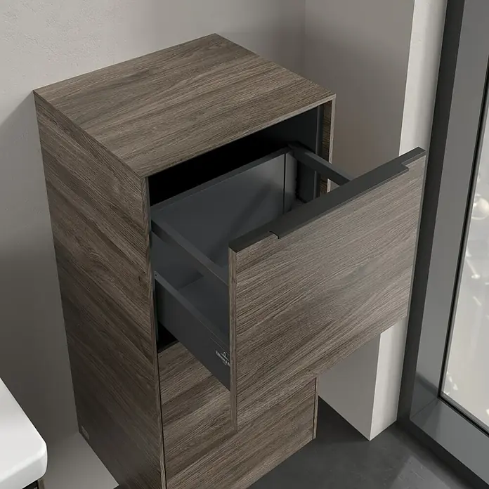 Villeroy & Boch Subway 3.0 Seitenschrank - B x T x H: 40 x 36,2 x 86 cm, Stone Oak, DIN Anschlag: Rechts, Farbe Griff: Volcano Black - Ein moderner Badschrank in Holzoptik mit einer offenen Schublade, die das Innere zeigt. Ideal für stilvolle Badezimmer.