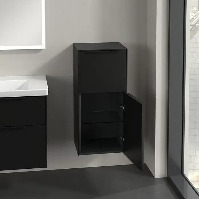 Villeroy & Boch Subway 3.0 Seitenschrank - B x T x H: 40 x 36,2 x 86 cm, Volcano Black, DIN Anschlag: Rechts, Farbe Griff: Volcano Black - Ein dunkler, an der Wand montierter Badezimmerschrank mit geöffneter Tür, der Einblick auf Glasböden bietet, neben einem Waschbecken.