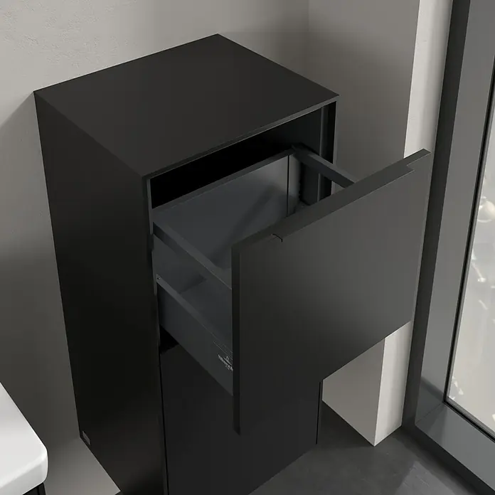 Villeroy & Boch Subway 3.0 Seitenschrank - B x T x H: 40 x 36,2 x 86 cm, Volcano Black, DIN Anschlag: Rechts, Farbe Griff: Volcano Black - Dieser moderne, mattschwarze Badezimmerschrank verfügt über eine Schublade, die teilweise geöffnet ist und einen Blick ins Innere gewährt.