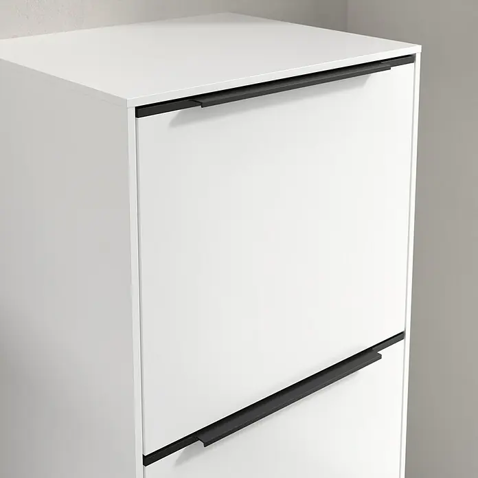 Villeroy & Boch Subway 3.0 Seitenschrank - B x T x H: 40 x 36,2 x 86 cm, Pure White, DIN Anschlag: Rechts, Farbe Griff: Volcano Black - Nahaufnahme eines weißen Schuhschranks mit schwarzen Griffen, ideal für die stilvolle Aufbewahrung von Schuhen im Flur oder Eingangsbereich.