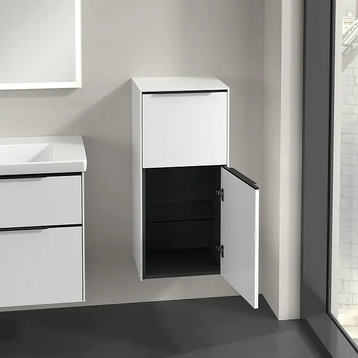 Villeroy & Boch Subway 3.0 Seitenschrank - B x T x H: 40 x 36,2 x 86 cm, Brilliant White, DIN Anschlag: Rechts, Farbe Griff: Volcano Black - Ein moderner Badezimmerschrank in Weiß mit schwarzem Akzent und offener Tür, der Stauraum und Stil vereint.