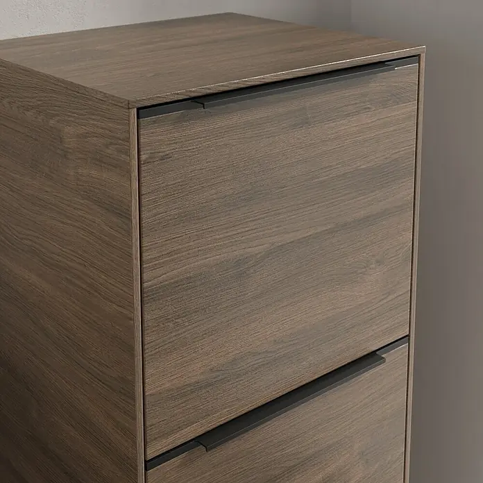 Villeroy & Boch Subway 3.0 Seitenschrank - B x T x H: 40 x 36,2 x 86 cm, Arizona Oak, DIN Anschlag: Rechts, Farbe Griff: Volcano Black - Detailaufnahme eines Schuhschranks mit zwei Schubladen in Holzoptik und schwarzen Griffen. Praktisch und stilvoll für die Aufbewahrung von Schuhen.