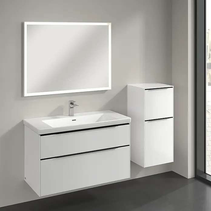 Villeroy & Boch Subway 3.0 Seitenschrank - B x T x H: 40 x 36,2 x 86 cm, Brilliant White, DIN Anschlag: Rechts, Farbe Griff: Volcano Black - Ein modernes Badezimmer-Set mit einem weißen Waschtisch mit Schubladen, einem passenden Spiegelschrank und einem beleuchteten Spiegel.