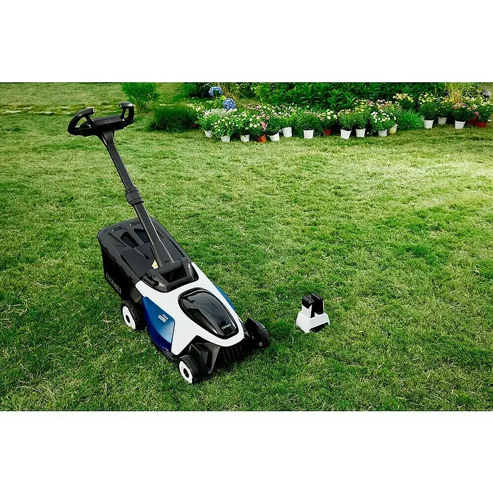 Litheli Akku-Rasenmäher EasySurge - 40 V, 2 Akkus, 4 Ah, Schnittbreite: 43 cm - Ein blauer und weißer Rasenmäher steht auf einem grünen Rasen, im Hintergrund Blumen in Töpfen.