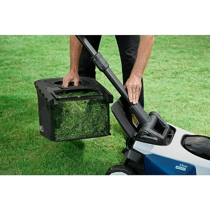 Litheli Akku-Rasenmäher EasySurge - 40 V, 2 Akkus, 4 Ah, Schnittbreite: 43 cm - Der Rasenmäher mit vollem Grasfangkorb wird von einer Person auf einem Rasen abgestellt.