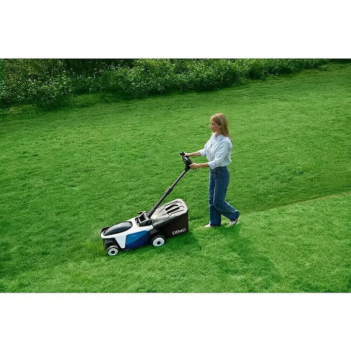 Litheli Akku-Rasenmäher EasySurge - 40 V, 2 Akkus, 4 Ah, Schnittbreite: 43 cm - Frau mäht Rasen mit innovativem Litheli Rasenmäher. Modernes Design, einfache Bedienung für perfekten Rasenschnitt.