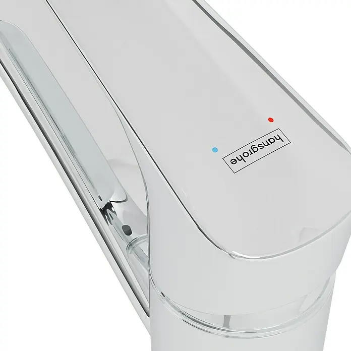 Hansgrohe Grifo de cocina Logis 120 - Cromo, Brillante - Primer plano de un grifo Hansgrohe brillante con indicadores de temperatura.