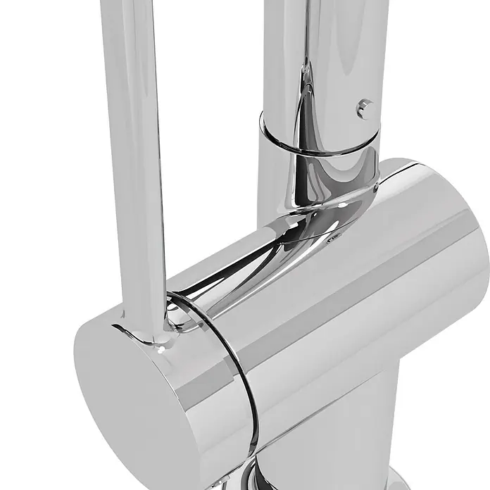 Hansgrohe Grifo de cocina Talis M54 270 - Cromo, Brillante - Primer plano de un grifo de fregadero cromado, destacando su diseño moderno y la superficie reflectante. Grifo brillante para baño o cocina.