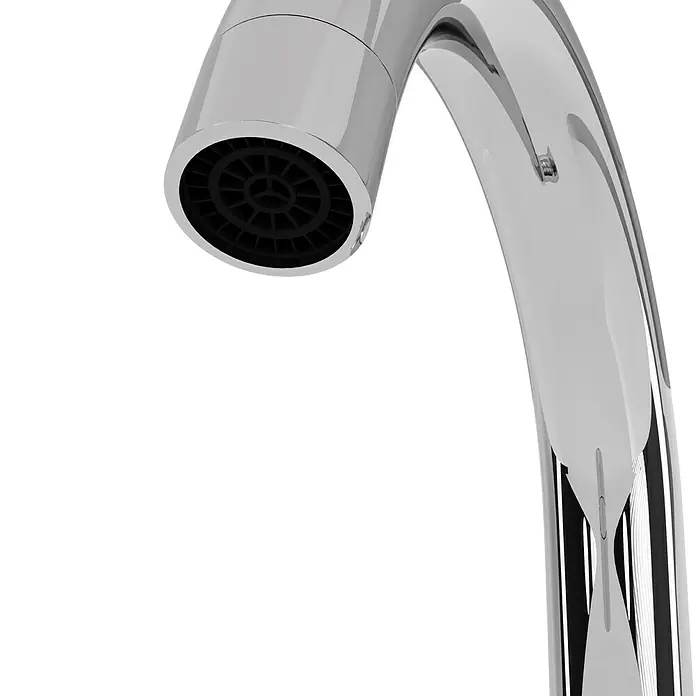 Hansgrohe Grifo de cocina Logis 260 - Cromo, Brillante - Detalle de un elegante grifo cromado con un llamativo caño negro. El diseño moderno destaca líneas limpias y materiales de alta calidad.