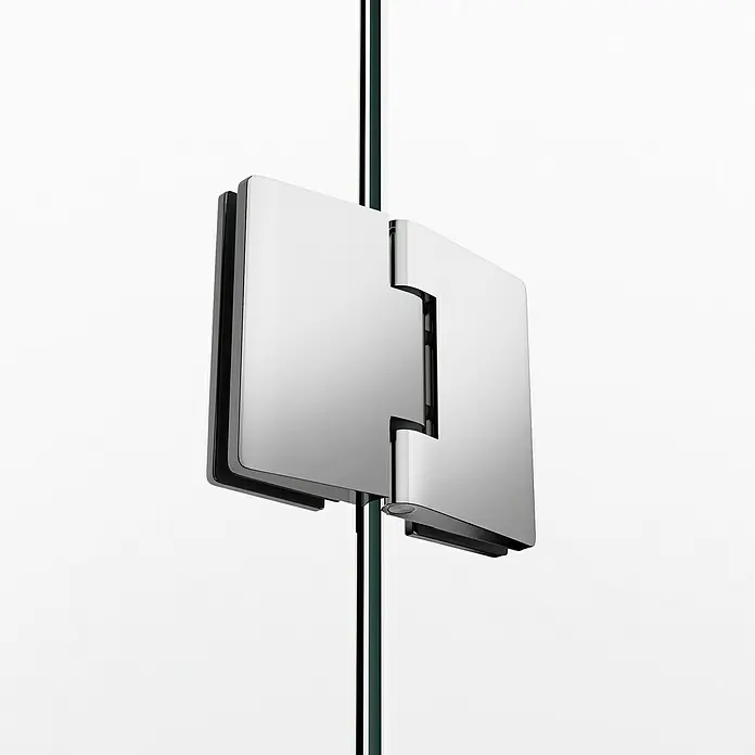 GME Mampara de ducha frontal Glass - 235 x 195 cm, Cromo, An x Al: 235 cm (50+70+70+50), 195 cm - Primer plano de una bisagra de puerta de ducha moderna y brillante, fijada a una pared de vidrio, con un diseño minimalista y elegante.