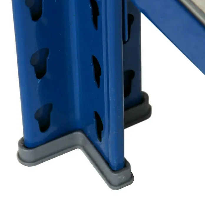 AR Shelving Metallregal T-Profil Grundelement - H x B x T: 250 x 100 x 30 cm, Traglast pro Boden: 250 kg, Anzahl Böden: 4 Stk., Stecken, Blau - Detailaufnahme der Basis eines blauen Metallregals mit grauen Füßen und markanten Löchern zur Befestigung.
