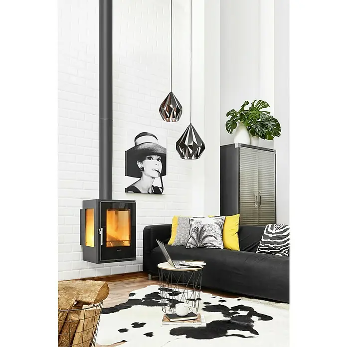 Panadero Estufa de leña Inca Wall - 8 kW, Volumen de calefacción: 250 m³, Negro - Salón con chimenea flotante, arte de pared de Audrey Hepburn, lámparas geométricas, sofá negro y cojines decorativos.