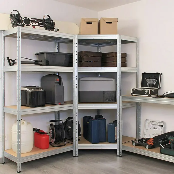 AR Shelving Schwerlastregal Rivet - H x B x T: 180 x 90 x 60 cm, Traglast pro Boden: 250 kg, Anzahl Böden: 5 Stk., Stecken, Silber - Auf dem Foto ist ein Eckregal mit vier Regalböden zu sehen, auf denen verschiedene Gegenstände wie Werkzeuge, Kanister und Behälter abgestellt sind.