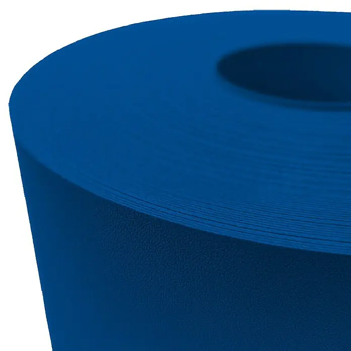 zaun|zu Sichtschutzstreifen Premium - 50 m x 19 cm, Blau - Nahaufnahme einer Rolle blauen Bodenbelags, ideal für Fitnessstudios oder Spielbereiche, zeigt die Textur und die gewickelte Form.