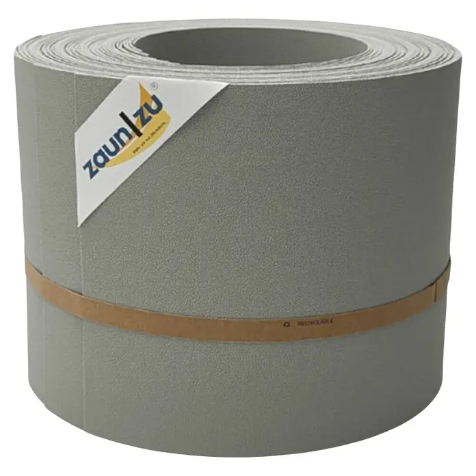 zaun|zu Sichtschutzstreifen Premium - 25,5 m x 19 cm, Steingrau - Nahaufnahme einer Rolle Zaunblende von Zaun|Zu, hellgrau, mit braunem Halteband und Firmenlogo-Aufkleber. Das Produkt ist recyclebar und dient dem Sichtschutz.