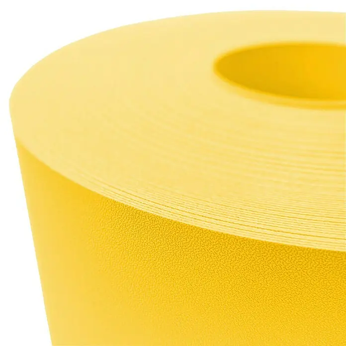 zaun|zu Sichtschutzstreifen Premium - 50 m x 19 cm, Gelb - Nahaufnahme einer gelben Folienrolle. Sie zeigt die Textur und die Wicklung des Materials, ideal für Schutz oder Verpackung.