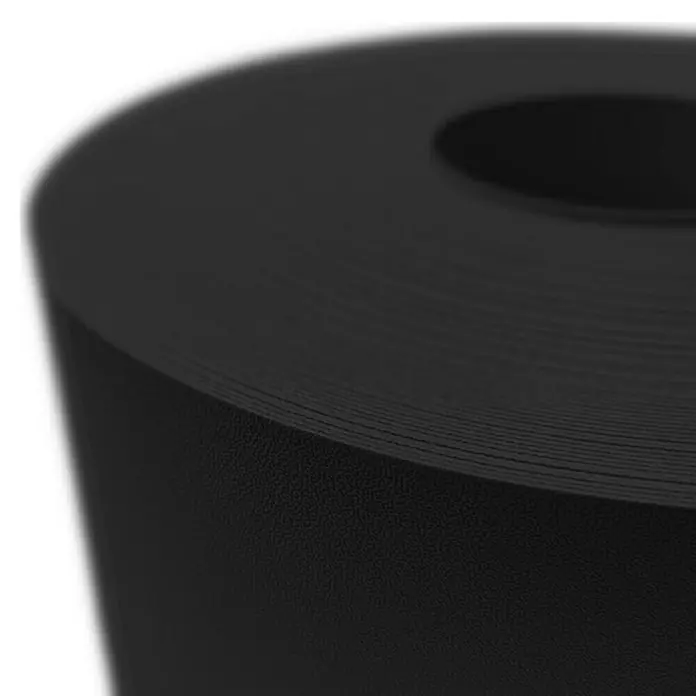 zaun|zu Sichtschutzstreifen Premium DSM - 26 m x 19 cm x 0,1 cm, Tiefschwarz - Nahaufnahme einer Rolle aus schwarzem Gummi, die Textur und Form des Materials hervorhebt. Ideal für verschiedene Anwendungen.